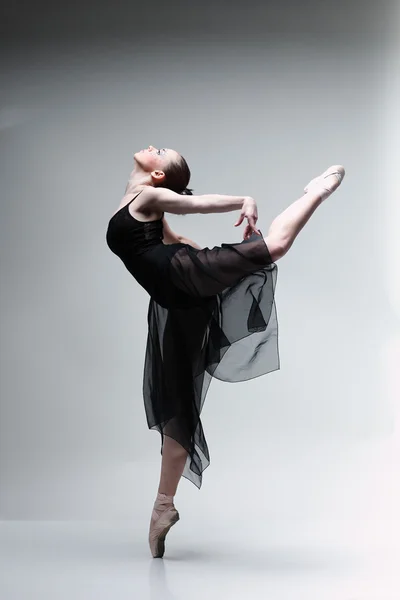 Mooie balletdanser, moderne stijl danser die zich voordeed op studio achtergrond — Stockfoto