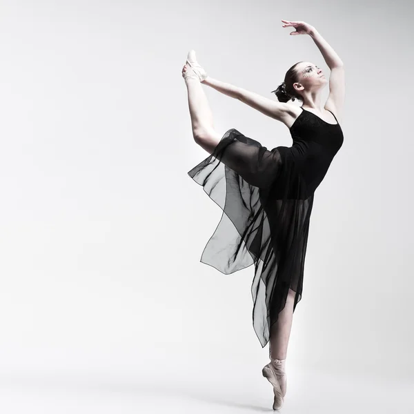 Mooie balletdanser, moderne stijl danser die zich voordeed op studio achtergrond — Stockfoto