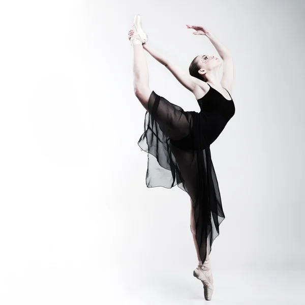 Όμορφη-χορευτής μπαλέτου, μοντέρνο στυλ χορεύτρια θέτουν σε φόντο στούντιο — Φωτογραφία Αρχείου