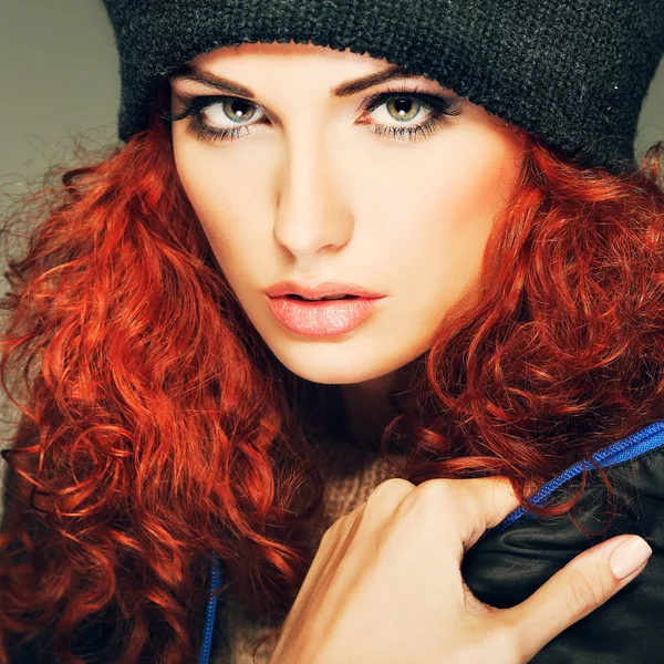A sportruházat, szexuális gyönyörű vörös hajú lány portréja van a divat-stílus — Stock Fotó