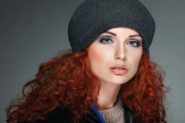 运动服、 性漂亮的红发女孩的肖像是时尚风格 — 图库照片