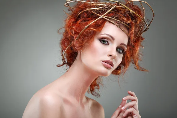 Cheveux rouges. Portrait de belle fille dans un chapelet de branches . — Photo