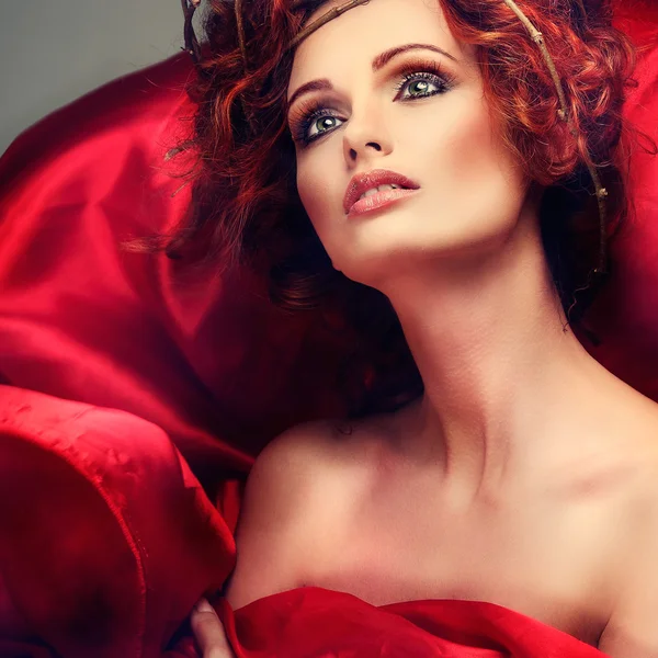 红色的头发。美丽的女孩在红色织物在发髻从分支的肖像. — 图库照片