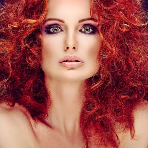 Mode Mädchen portrait.accessorys.on grauen Hintergrund. rote Haare. — Stockfoto