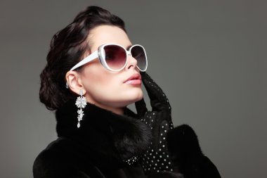 Kürk giymiş güzel bir kızın fotoğrafı var.