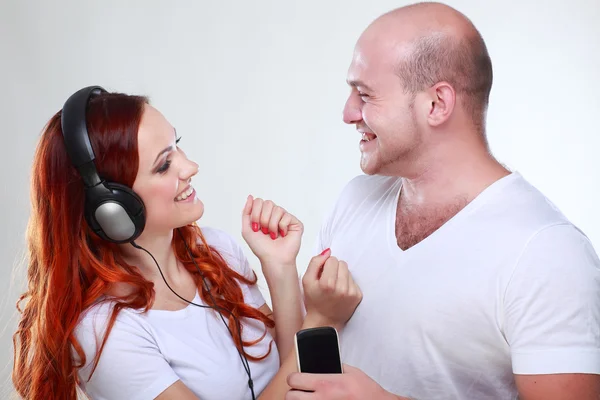 Un joven y una niña escuchan música — Foto de Stock