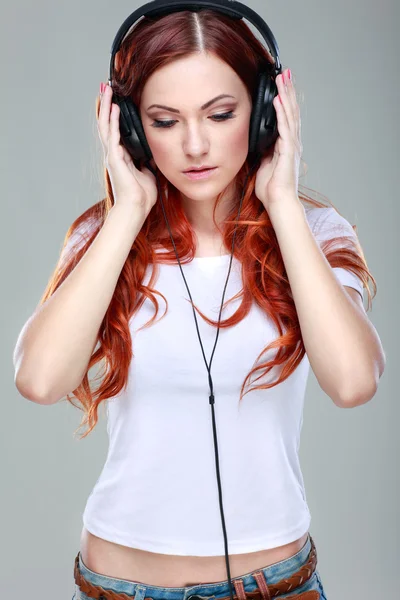 Hermosa chica con auriculares — Foto de Stock