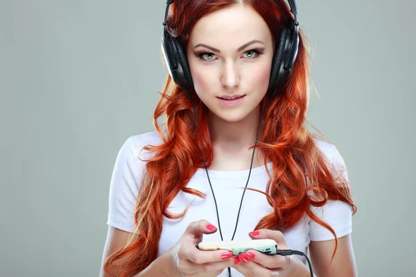 Piękna dziewczyna ze słuchawkami — Zdjęcie stockowe