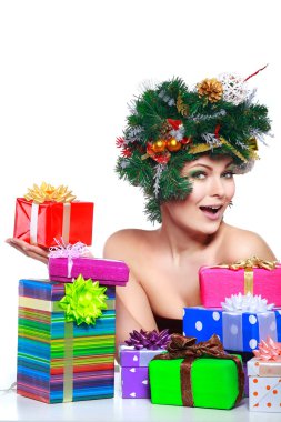 Noel kadını. Güzel Yeni Yıl ve Noel Ağacı Tatil Saç stili ve Makyaj.