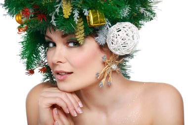 Noel kadını. Güzel Yeni Yıl ve Noel Ağacı Tatil Saç stili ve Makyaj.