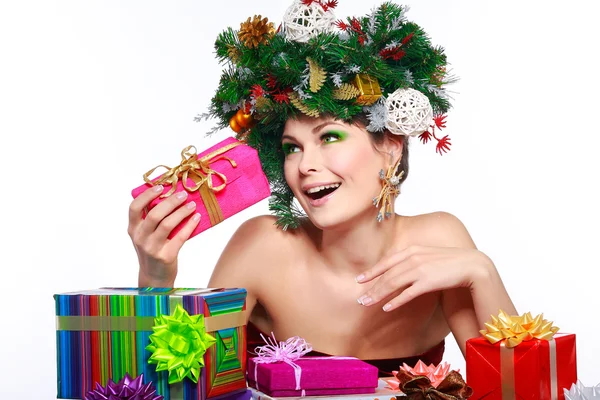 Weihnachtsfrau. Schöne neue Jahr und Weihnachtsbaum Urlaub Frisur und Make-up. — Stockfoto