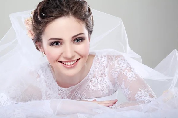 Retrato de noiva bonita. Vestido de noiva. Decoração de casamento — Fotografia de Stock