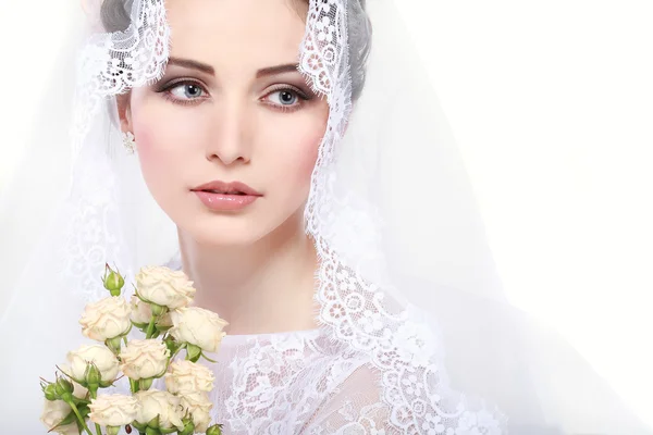 Retrato de noiva bonita. Vestido de noiva. Decoração de casamento — Fotografia de Stock