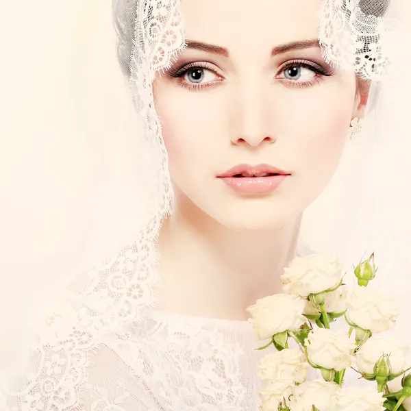 Retrato de noiva bonita. Vestido de noiva. Decoração de casamento — Fotografia de Stock