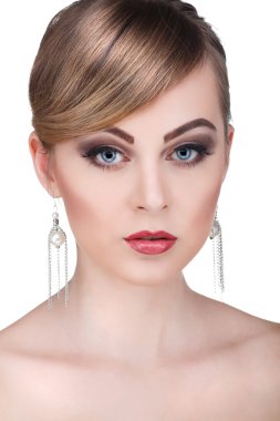 beyaz zemin üzerinde güzel mavi gözlü seksi whiteheaded genç kadın portre portre