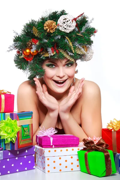 Kerstvrouw. Mooi nieuwjaar en kerstboom vakantie kapsel en make-up. — Stockfoto