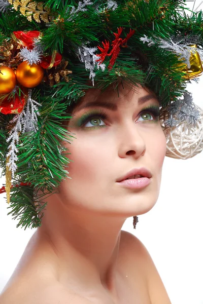 Kerstvrouw. Mooi nieuwjaar en kerstboom vakantie kapsel en make-up. — Stockfoto