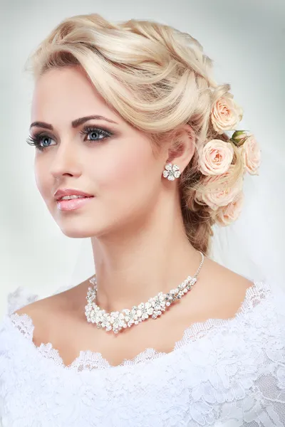 Portret van een mooie bruid. Bruidsjurk. Bruiloft decoratie — Stockfoto