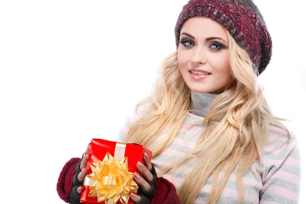 Фото красивой девушки в зимней одежде с красной подарочной коробкой, изолированные — стоковое фото