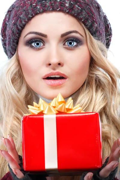 A photo of beautiful girl is in winter clothes with red gift box, isolated — Stock Photo, Image