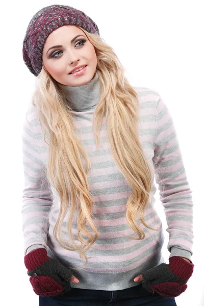 Μια φωτογραφία του την όμορφη κοπέλα είναι στο χειμωνιάτικα ρούχα — Φωτογραφία Αρχείου