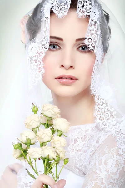 Retrato de noiva bonita. Vestido de noiva. Decoração de casamento — Fotografia de Stock