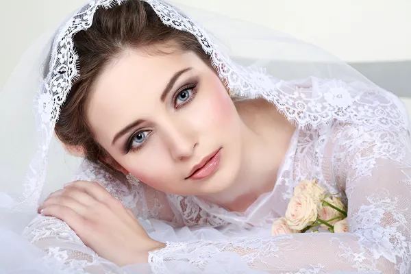 Retrato de noiva bonita. Vestido de noiva. Decoração de casamento — Fotografia de Stock