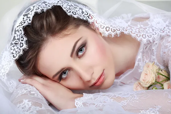 Porträt der schönen Braut. Hochzeitskleid. Hochzeitsdekoration — Stockfoto