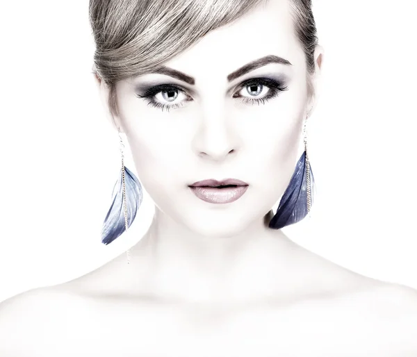 Detailní portrét sexy whiteheaded mladá žena s krásnou modrýma očima na bílém pozadí — Stock fotografie