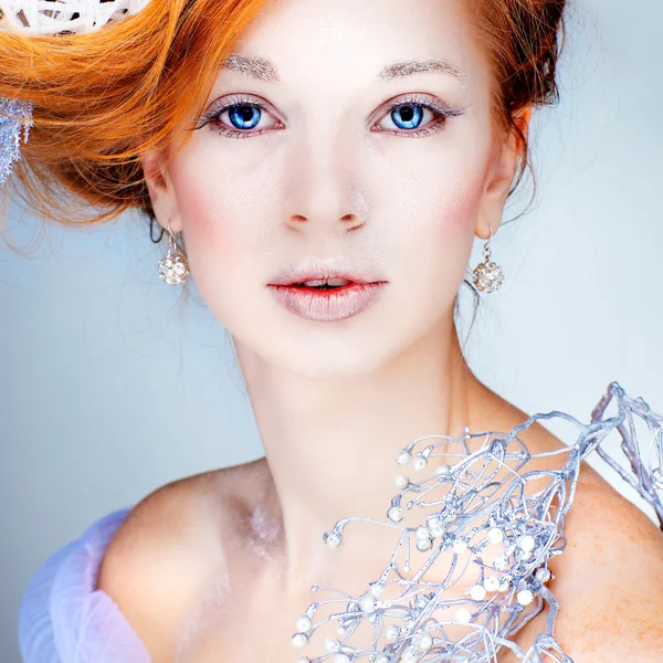 Fille rousse avec des décorations de nouvelle année dans une coiffure. Belle nouvelle année et sapin de Noël Coiffure et maquillage de vacances . — Photo