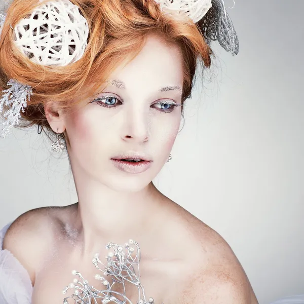 Fille rousse avec des décorations de nouvelle année dans une coiffure. Belle nouvelle année et sapin de Noël Coiffure et maquillage de vacances . — Photo