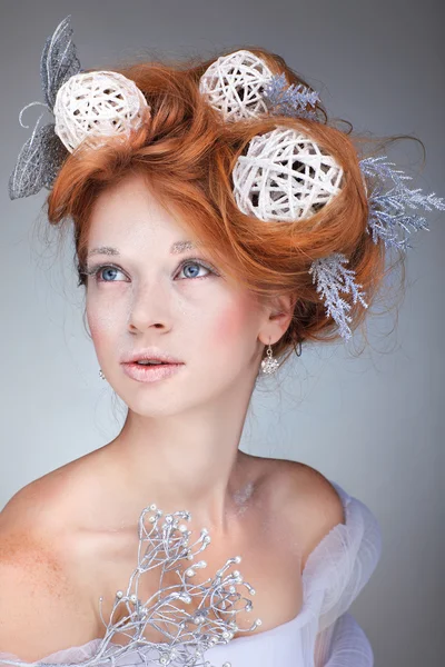 Ragazza dai capelli rossi con decorazioni di anno nuovo in una pettinatura. Bellissimo nuovo anno e albero di Natale Acconciatura e trucco . — Foto Stock