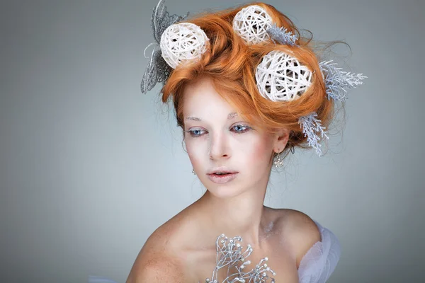 Ragazza dai capelli rossi con decorazioni di anno nuovo in una pettinatura. Bellissimo nuovo anno e albero di Natale Acconciatura e trucco . — Foto Stock