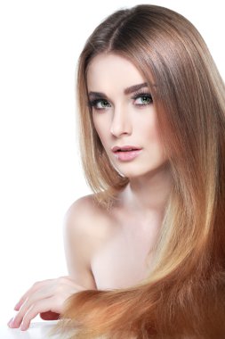 gri arka plan üzerinde siyah tüy seksi whiteheaded genç kadın portre portre