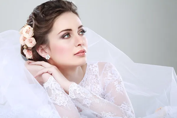 Retrato de noiva bonita. Vestido de noiva. Decoração de casamento — Fotografia de Stock