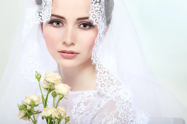 Retrato de noiva bonita. Vestido de noiva. Decoração de casamento — Fotografia de Stock