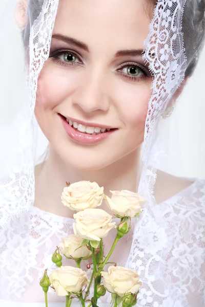 Retrato de noiva bonita. Vestido de noiva. Decoração de casamento — Fotografia de Stock