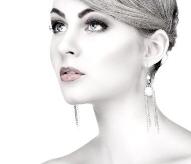 beyaz zemin üzerinde güzel mavi gözlü seksi whiteheaded genç kadın portre portre