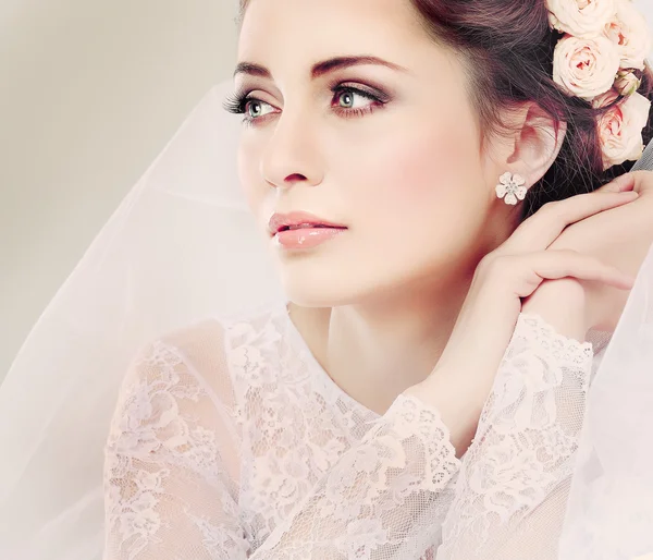 Retrato de noiva bonita. Vestido de noiva. Decoração de casamento — Fotografia de Stock