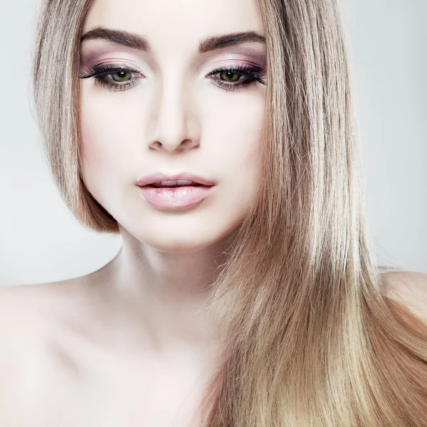 Closeup portret van sexy whiteheaded jonge vrouw, emoties, cosmetica, geïsoleerd op een witte achtergrond — Stockfoto