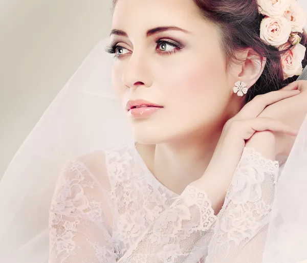 Porträt der schönen Braut. Hochzeitskleid. Hochzeitsdekoration lizenzfreie Stockbilder