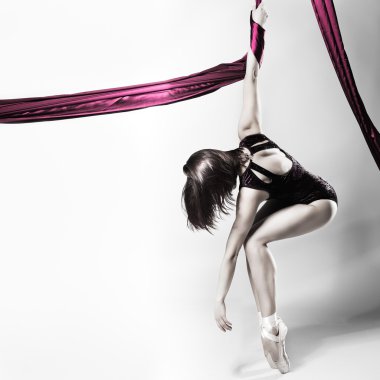 güzel balerin tarzı modern dansçı studio arka plan üzerinde poz