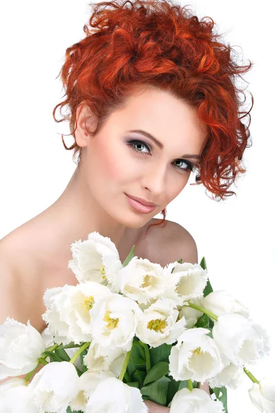 Schöne junge rothaarige Mädchen mit weißen Tulpen, isoliert auf weißem Hintergrund — Stockfoto