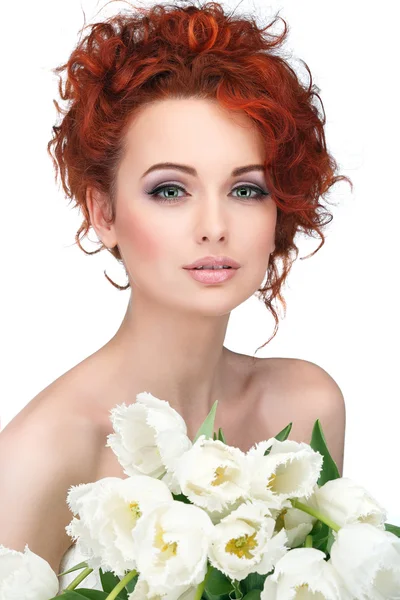 Hermosa chica pelirroja joven con tulipanes blancos, aislado en un — Foto de Stock
