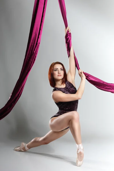 Hermosa bailarina de ballet, bailarina de estilo moderno posando en el fondo del estudio —  Fotos de Stock