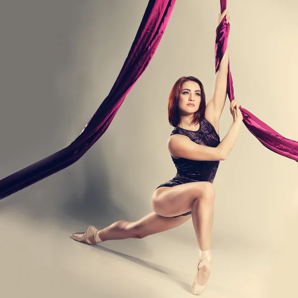 Kaunis baletti-tanssija, moderni tyyli tanssija poseeraa studio tausta — kuvapankkivalokuva