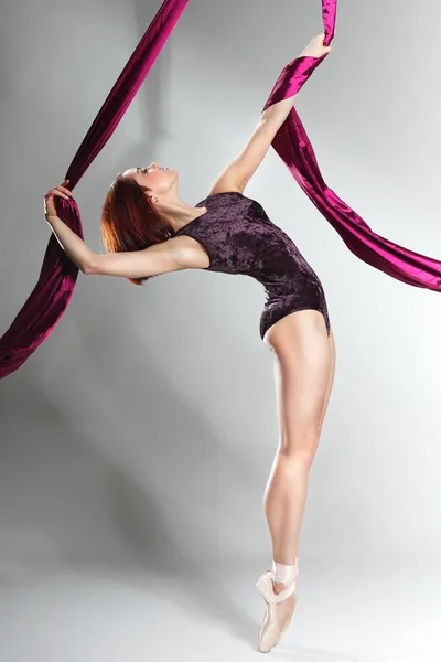 Hermosa bailarina de ballet, bailarina de estilo moderno posando en el fondo del estudio —  Fotos de Stock