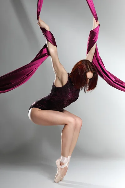 Hermosa bailarina de ballet, bailarina de estilo moderno posando en el fondo del estudio —  Fotos de Stock