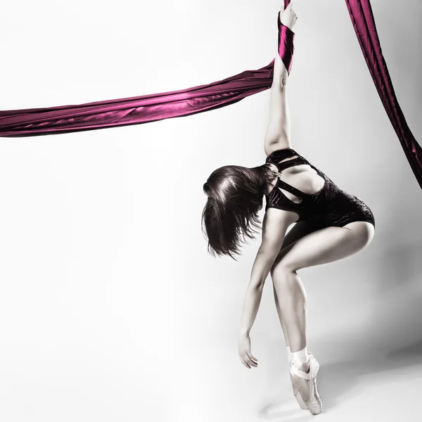 Beautiful ballet-dancer, modern style dancer posing on studio background — Stock Photo, Image