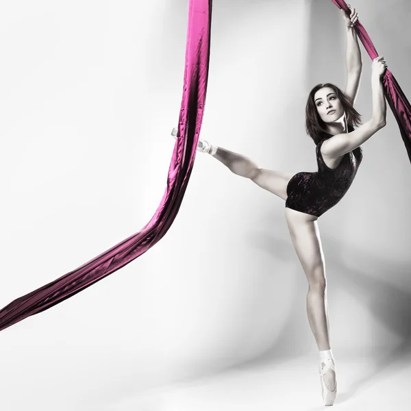 Όμορφη-χορευτής μπαλέτου, μοντέρνο στυλ χορεύτρια θέτουν σε φόντο στούντιο — Φωτογραφία Αρχείου